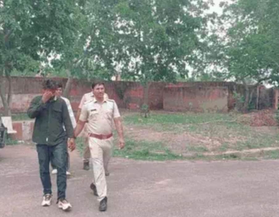 दौसा साइबर ठगी के आरोपियों को गिरफ्तार कर ले जाती पुलिस