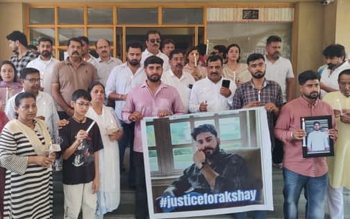 धर्मशाला में नरघोटा में सड़क हादसे में मारे गए अक्षय कोड़ा का न्याय दिलाने के लिए कैंडल मार्च 
