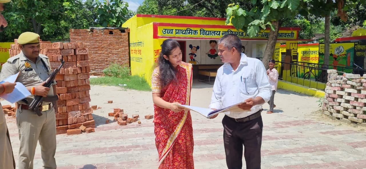 उच्च प्राथमिक विद्यालय नासिरगंज का निरीक्षण करतीं डीएम।
