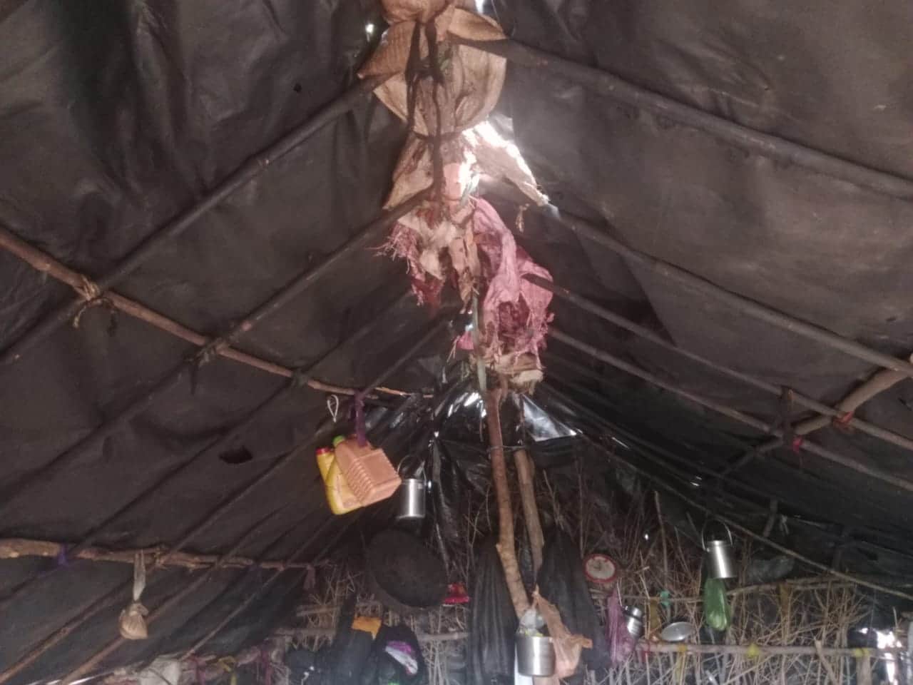 आकाशिय बिजली गिरने से क्षतिग्रस्त झोपड़ी