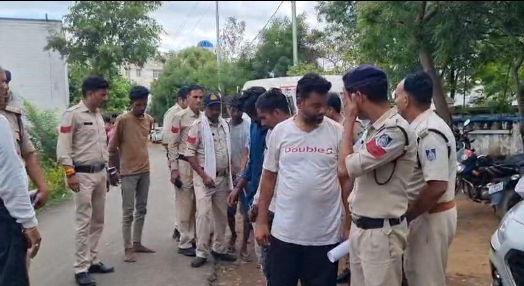 Kotwali police solve bike theft case; 6 accused arrested, 8 stolen motorcycles recovered.