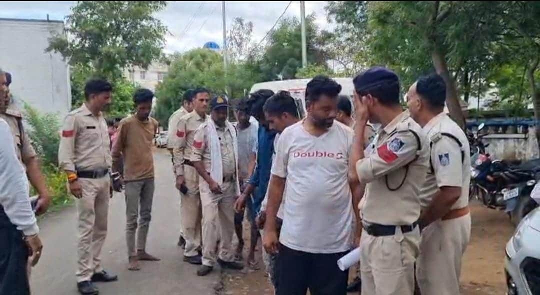 आरोपियों को न्यायालय में पेश करती पुलिस।