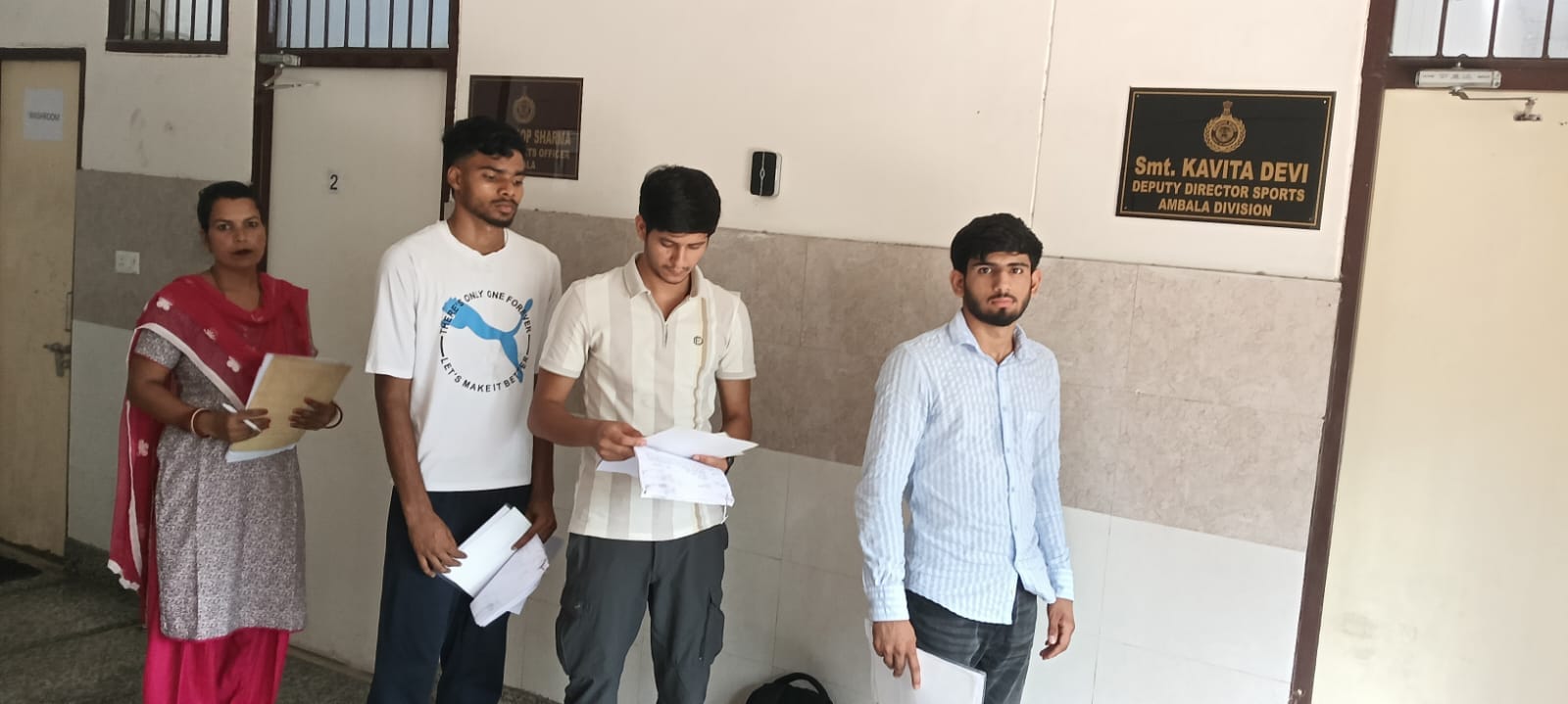 अंबाला के जिला खेल अधिकारी कार्यालय के बाहर ग्रेडेशन बनवाने के लिए खड़े खिलाड़ी: स्वयं