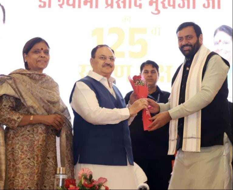 अंबाला सिटी में मंच पर केंद्रीय मंत्री जेपी नड्डा का पुष्पगुच्छ देकर स्वागत करते सीएम नायब सिंह