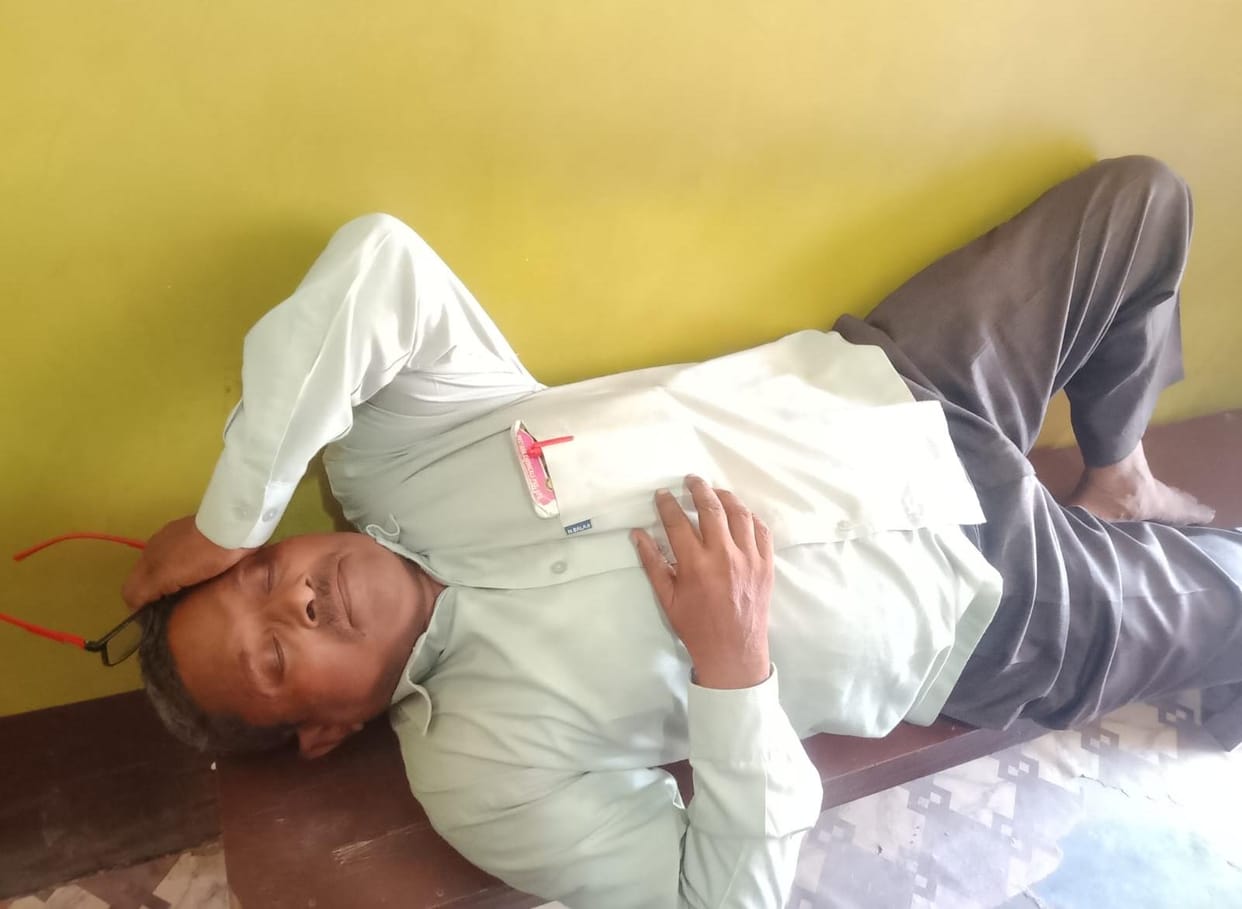 The secretary fainted due to the intense heat, and fertilizer distribution stopped.