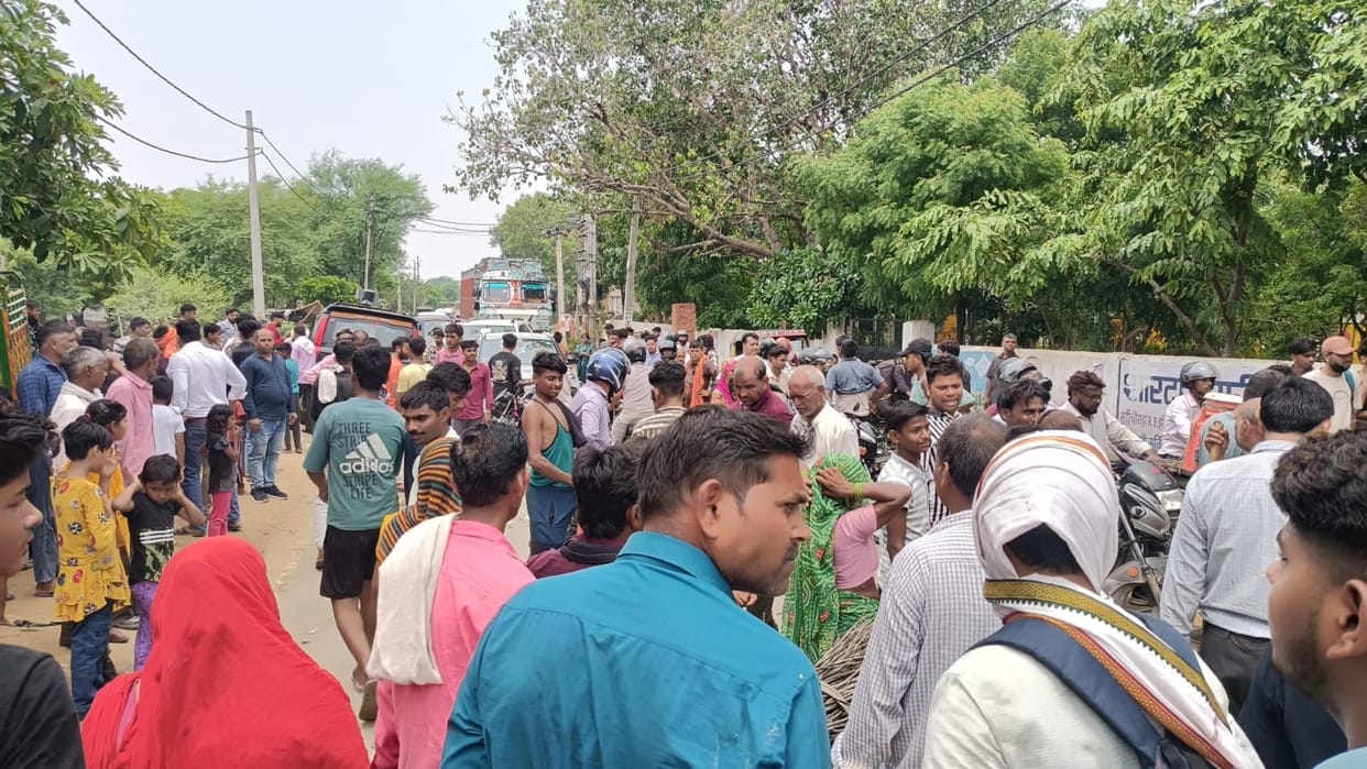 Protest held with body placed in front of police station; FIR registered for dowry harassment.