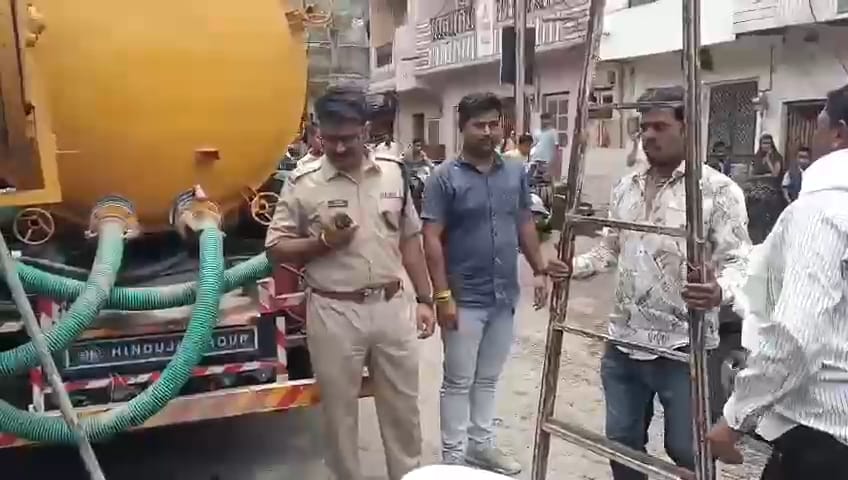 1. 1 Dead, 2 Injured as Workers Fall into 25-ft Sewer Chamber in Ujjain