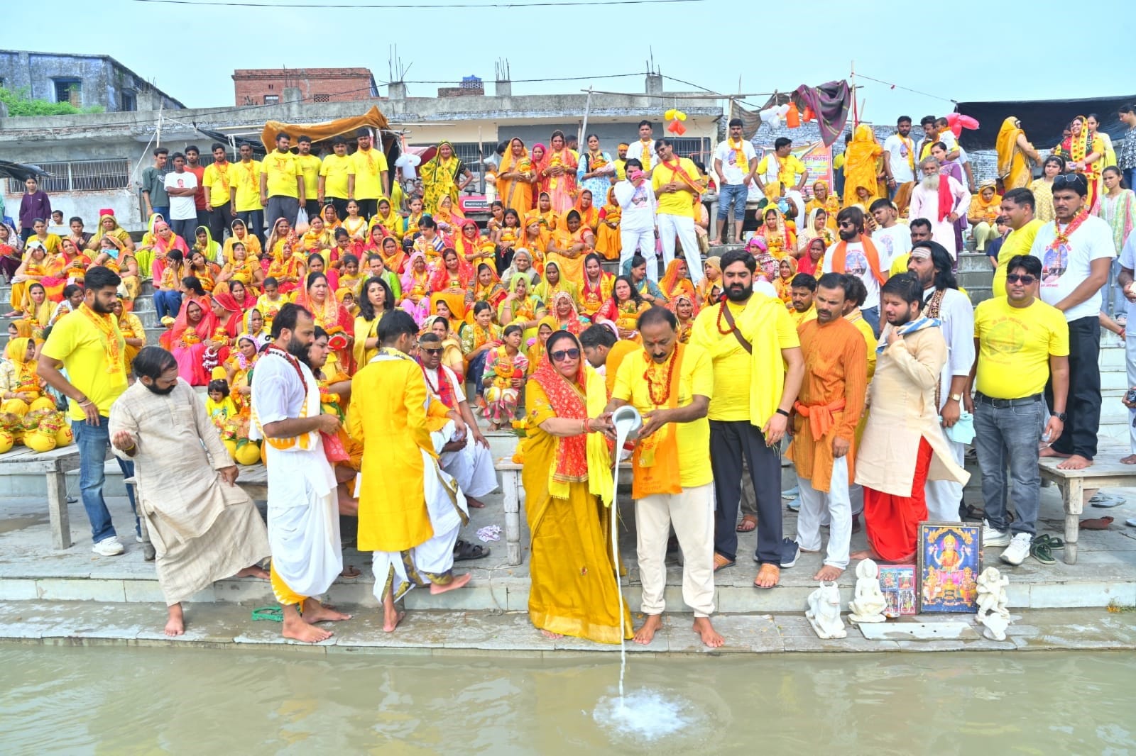 अनूपशहर में श्रीमद्भागवत कथा से पहले निकाली गई कलश यात्रा की तैयारी करते भक्त। संवाद