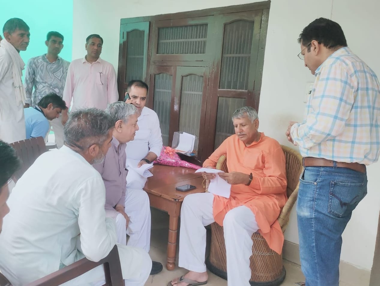 अपने आवास पर लोगों की समस्याएं सुनते सांसद धर्मबीर सिंह। 