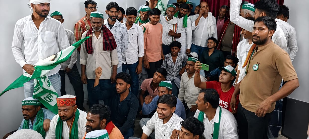 Farmers entered the SE's office, surrounded him, and sat on the floor.