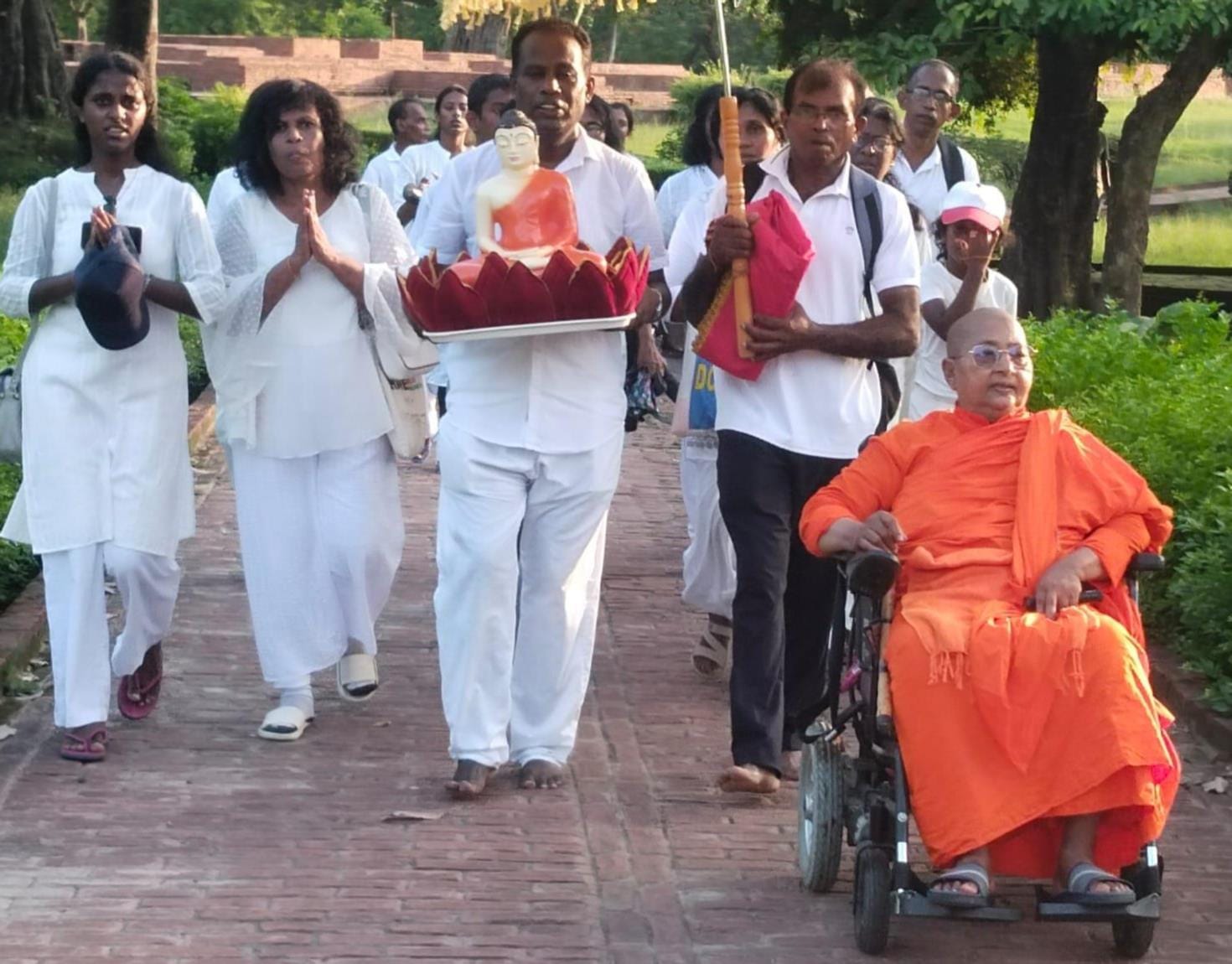 बोधि वृक्ष की पूजा करने जाते बौद्ध अनुयायी।