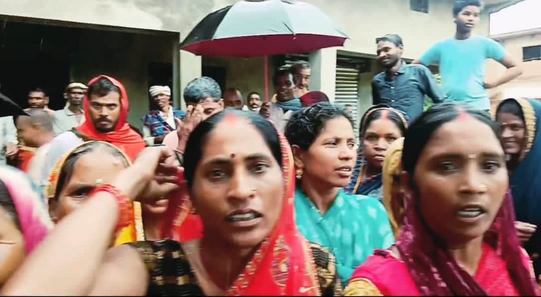 No fertilizer received even after a three-hour wait; women farmers created a ruckus.