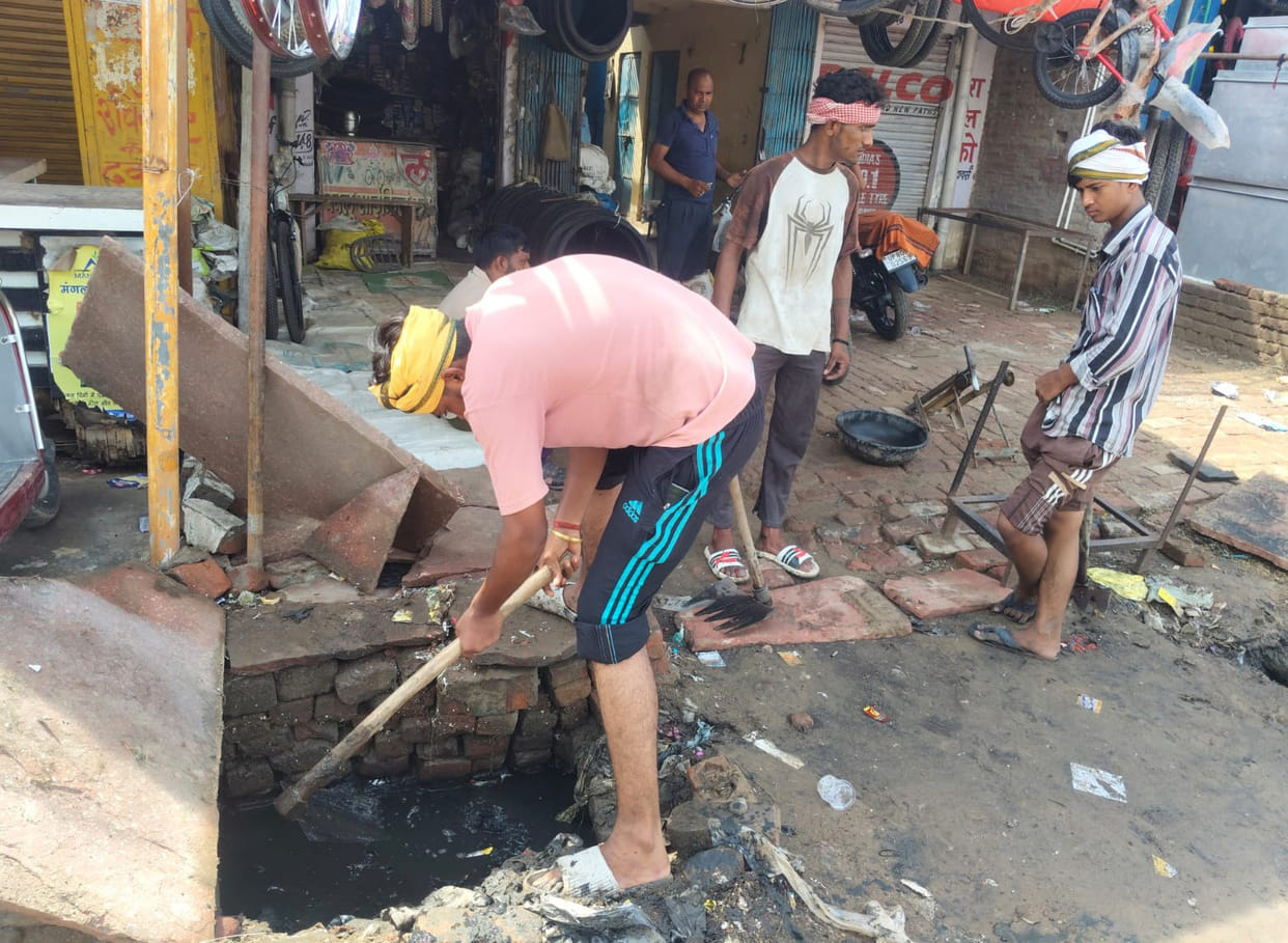 Cleaning of drains was done in Jaitpur after water filled in houses and shops.