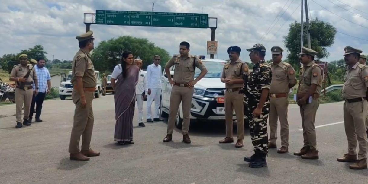 भारत-नेपाल सीमा पर निरीक्षण करतीं डीएम व एसपी।