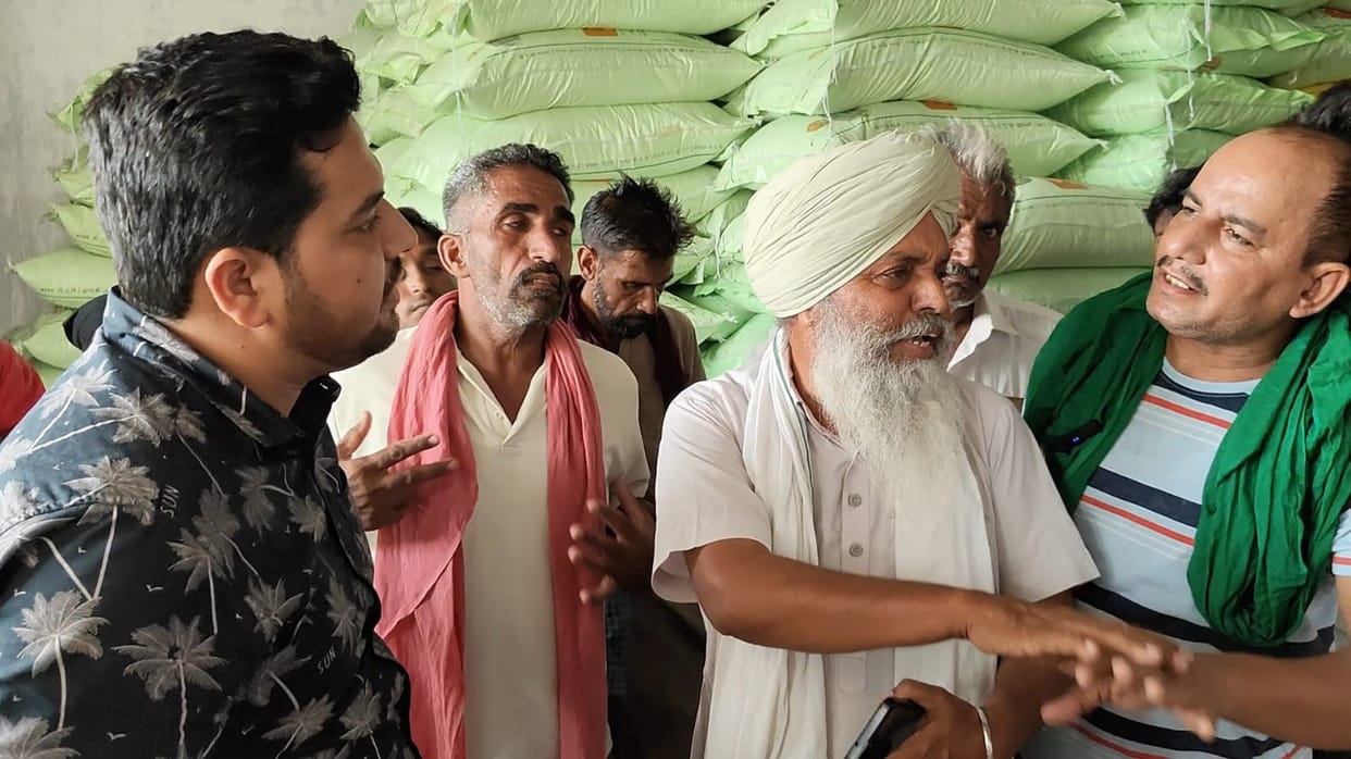 Farmers create a ruckus at the HAFED center over the bundling of sugar and oil with fertilizer