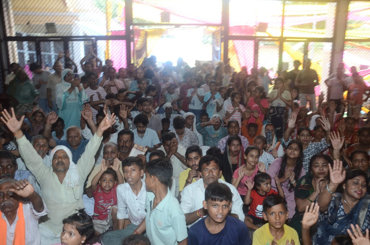 Devotees swayed to the bhajans at the Khatu Shyam Sankirtan.