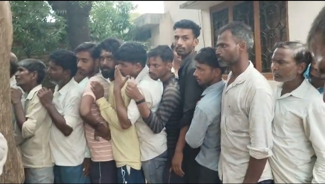 Clashes over fertilizer distribution in Maujmabad and Mudia Khurd
