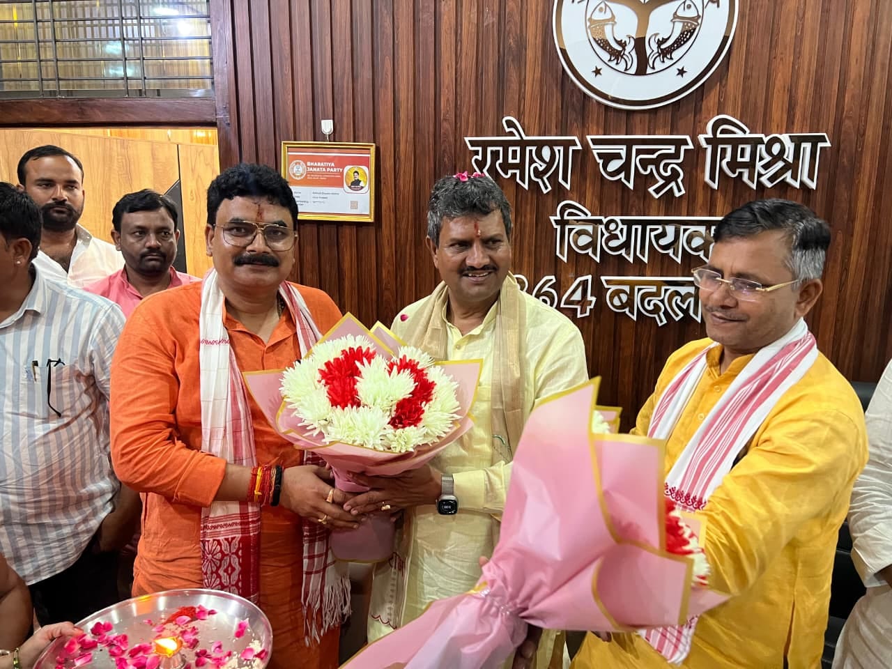 बदलापुर कस्बे में पश्चिम बंगाल के बाली विधान सभा के विधायक संजय सिंह काे पुष्प गुच्छ देकर सम्मा