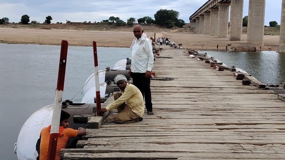 Work to remove the pontoon bridge at Chambal Ghat begins, traffic suspended from today