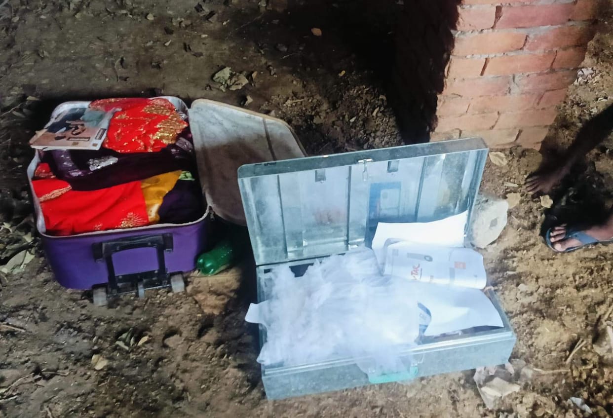 Theft worth lakhs at former village head's house; jewelry and cash belonging to three daughters-in-law stolen.