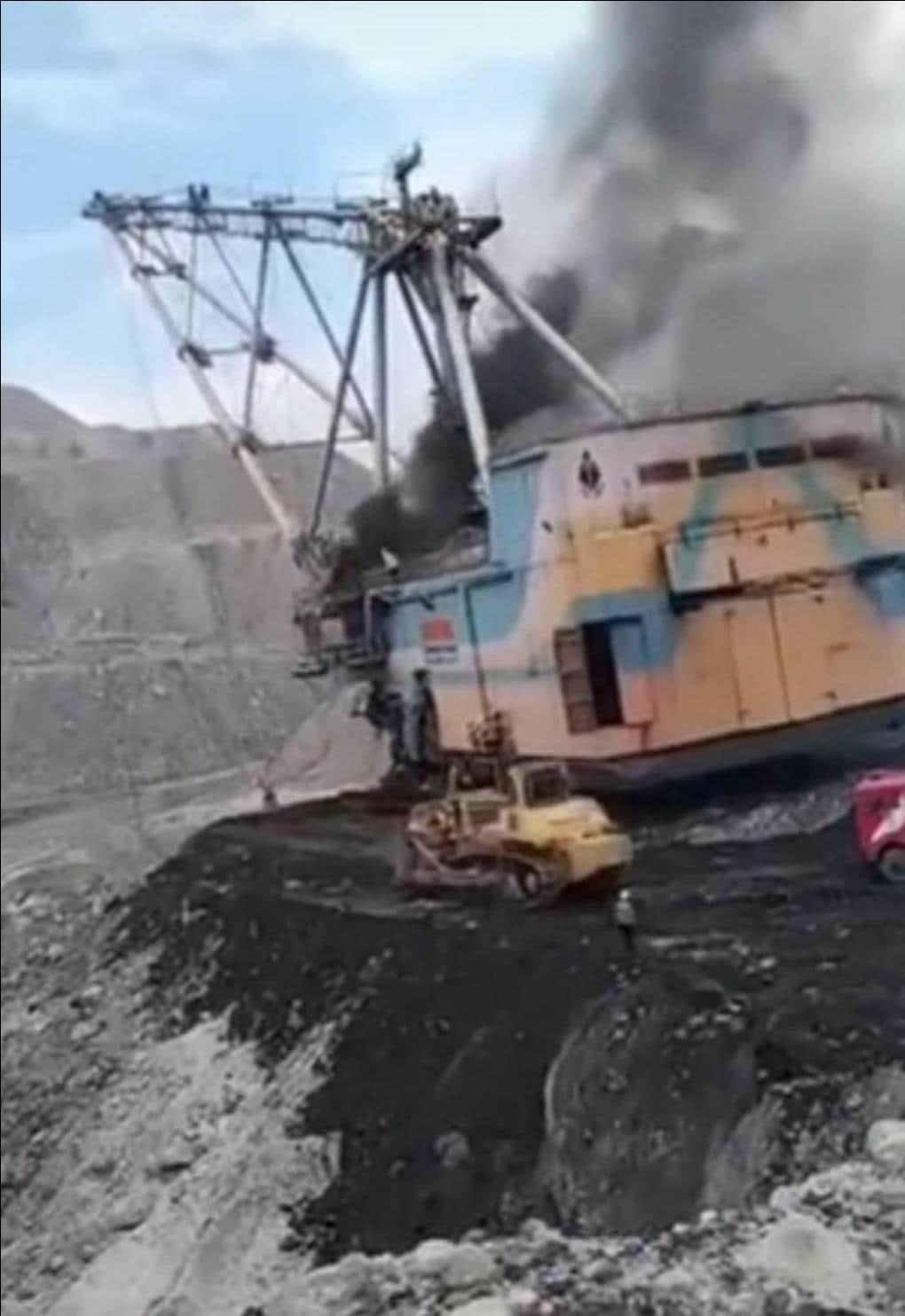 एनसीएल की निगाही कोयला खदान में आग लगने से ड्रैग लाइन मशीन से उठता धुआं।स्रोत जागरूक पाठक