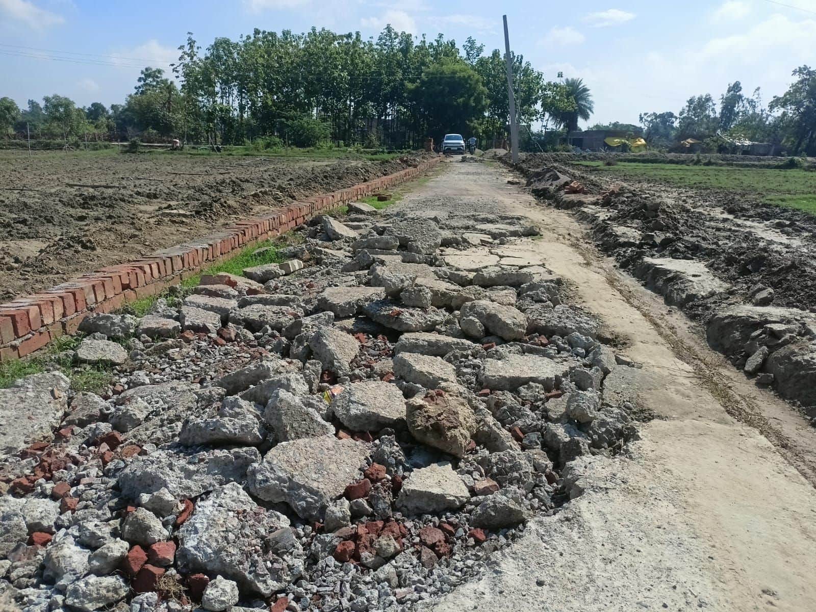फोटो-1-इंटरलॉकिंग मार्ग बनाने के लिए खोदी गई सीसी रोड। संवाद