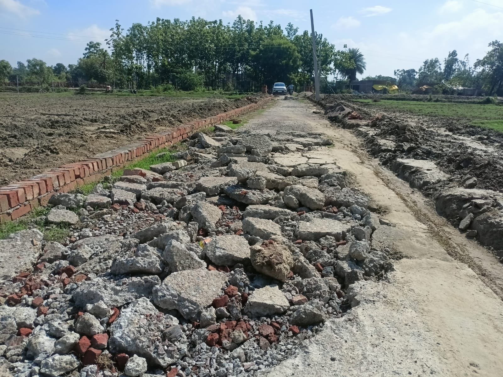 फोटो-1-इंटरलॉकिंग मार्ग बनाने के लिए खोदी गई सीसी रोड। संवाद