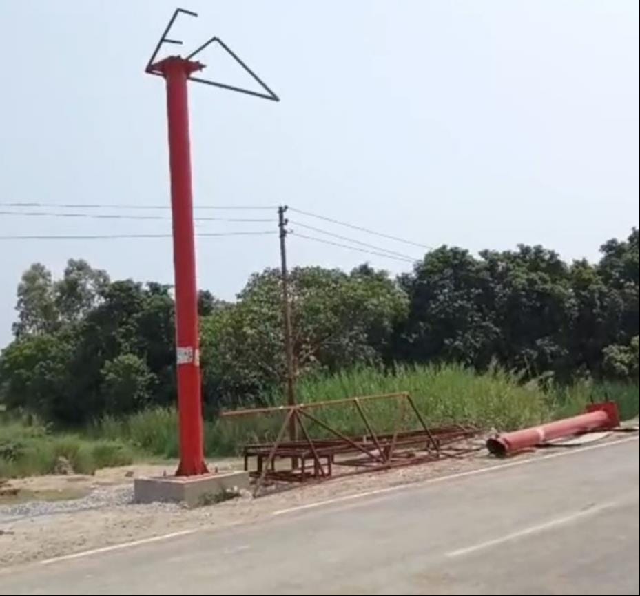 Welcome arch worth 10 lakh could not withstand even a strong gust of wind