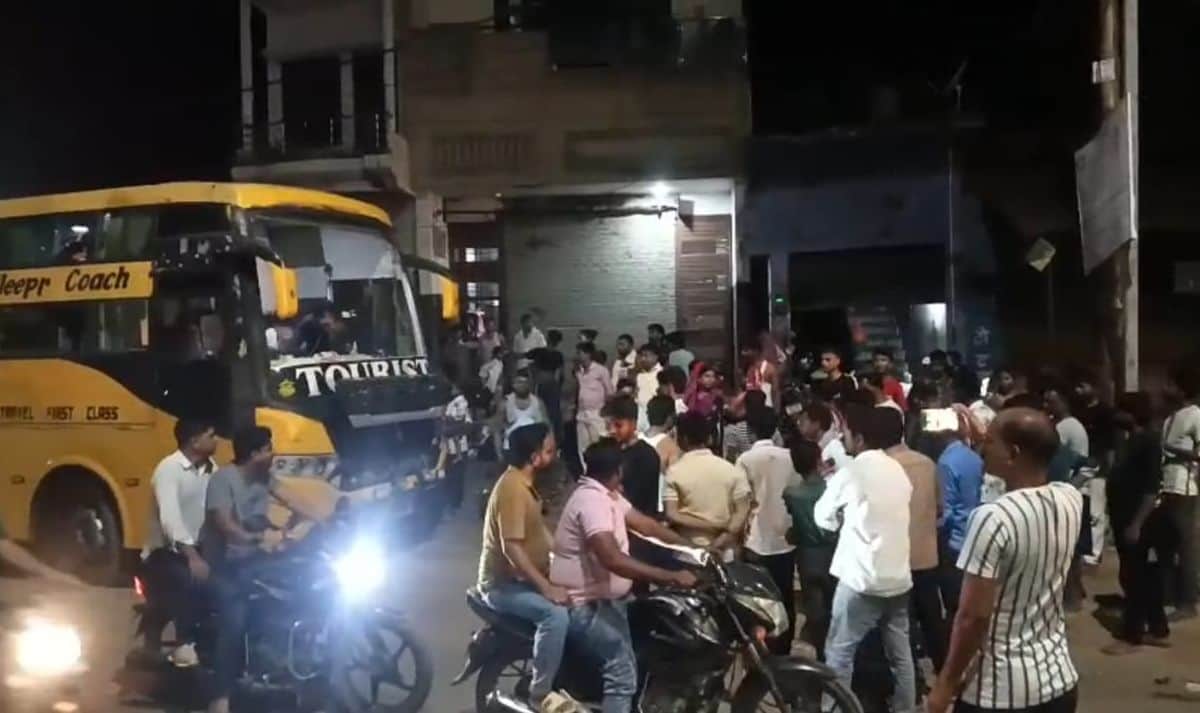 फोटो-14- हरदोई-उन्नाव मार्ग पर नगर की पुरानी टंकी के पास खड़ी स्लीपर बस व हंगामा करते यात्री। स