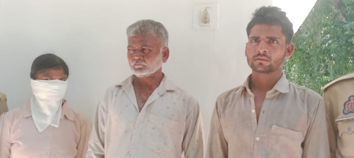 Father-daughter gang used to steal jewelry and cash from passengers.