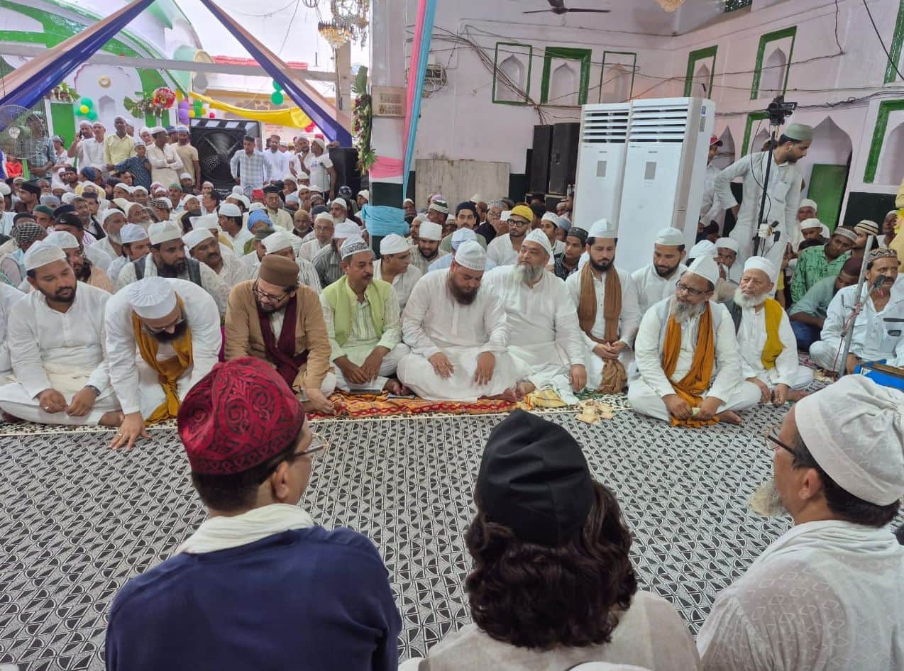 फोटो-20-मखदूम शाह सफी की मजार पर आयोजित महफिल में मौजूद लोग। स्रोत: पाठक
