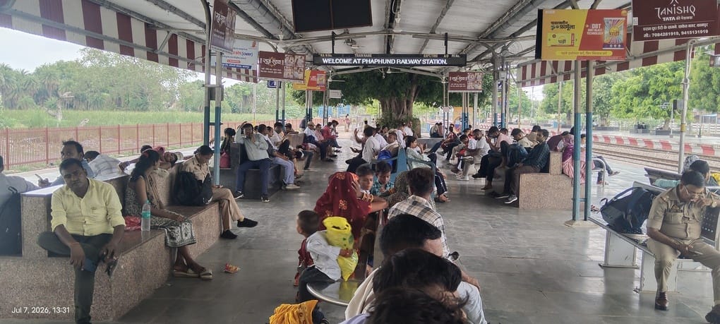 The Unchahar Express arrived two hours late, and the Mahananda Express was delayed by an hour and fifteen minutes.