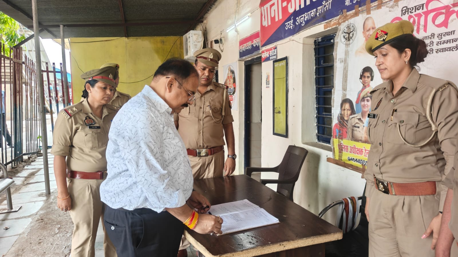 फोटो-23-जीआरपी थाने में अभिलेख देखते एसपी विपुल कुमार श्रीवास्तव। संवाद