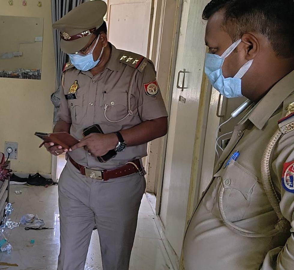 फोटो-24- कमरे में घटना की जांच करती पुलिस। संवाद