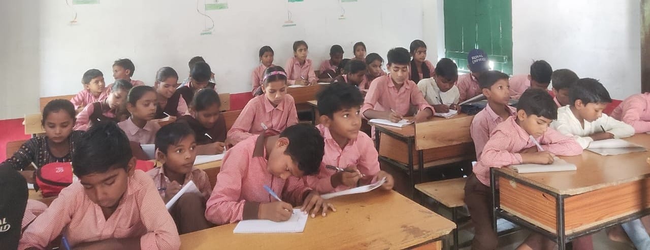 फोटो-27- कंपोजिट विद्यालय में टेंगनवार में पढ़ाई करते विद्यार्थी। स्रोत विभाग