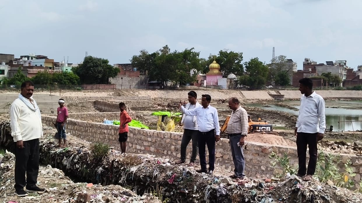 Drain near Satti Talab choked; Executive Officer gets it cleaned.