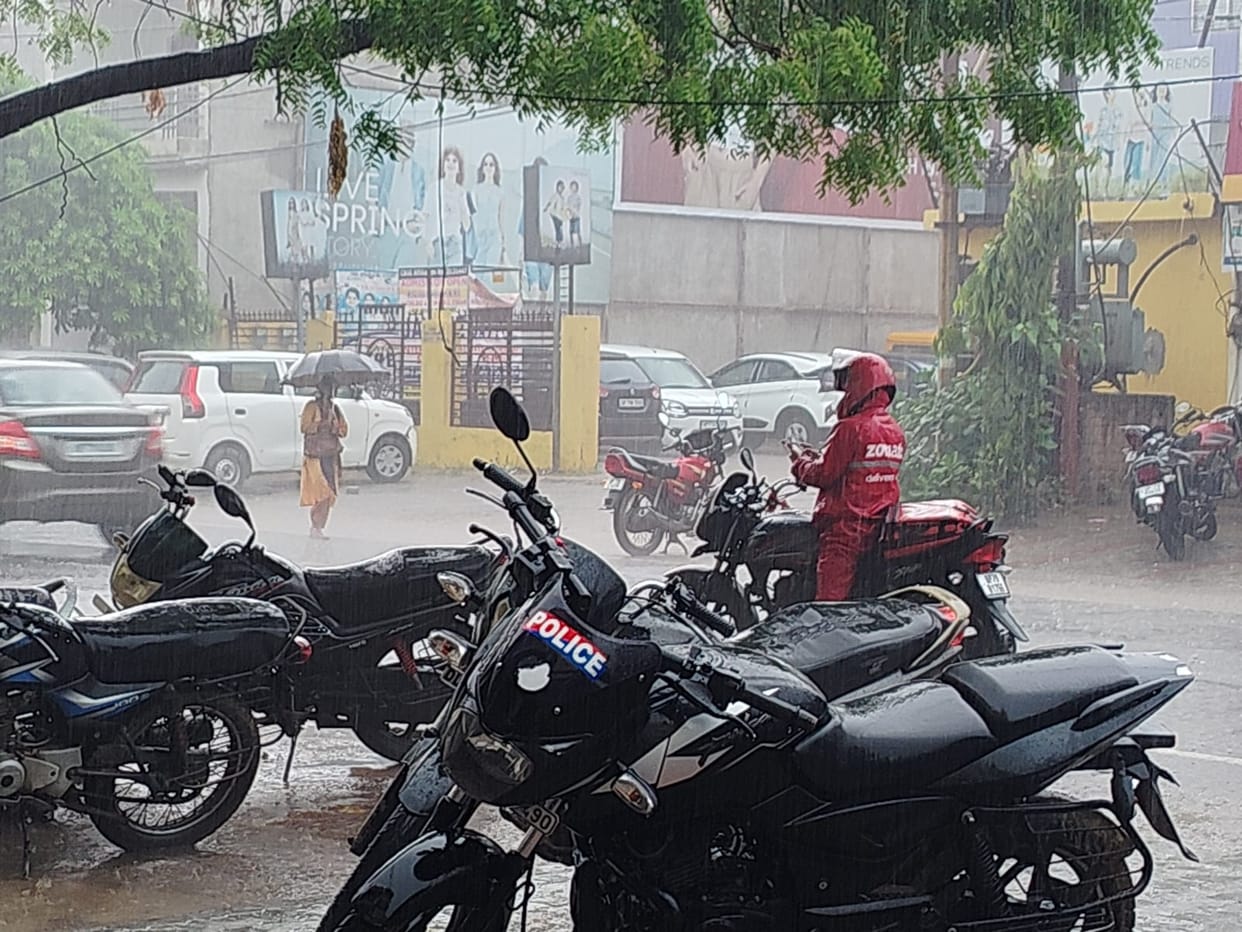 Waterlogging in Auraiya after heavy rain; mercury drops by four degrees.