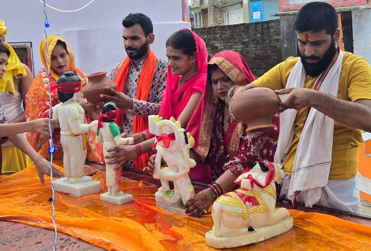 A wave of faith surged during the city tour of the idols of gods