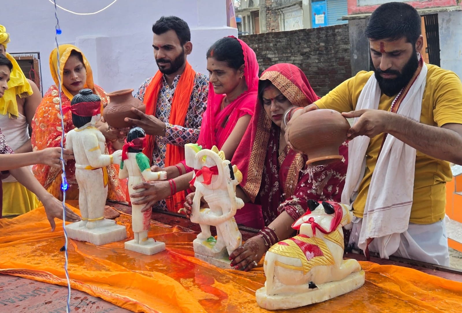 फोटो-29- नगर के मोहल्ला पूरब टोला स्थित प्राचीन शिव मंदिर में देव विग्रह की पूजा-अर्चना करते श्