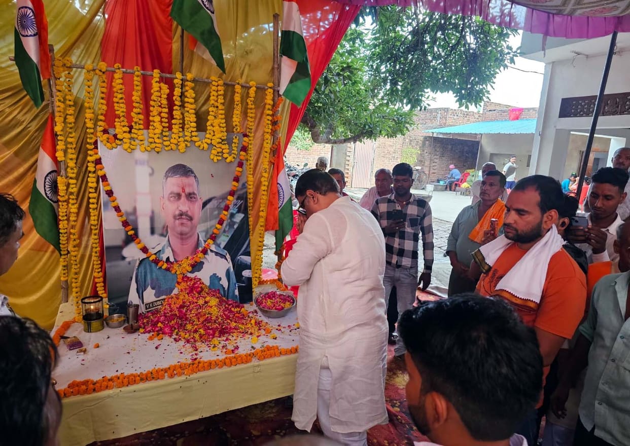 Former MP pays tribute to martyr Vineet