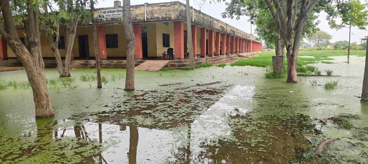 School surrounded by pond water; how will classes be held now?