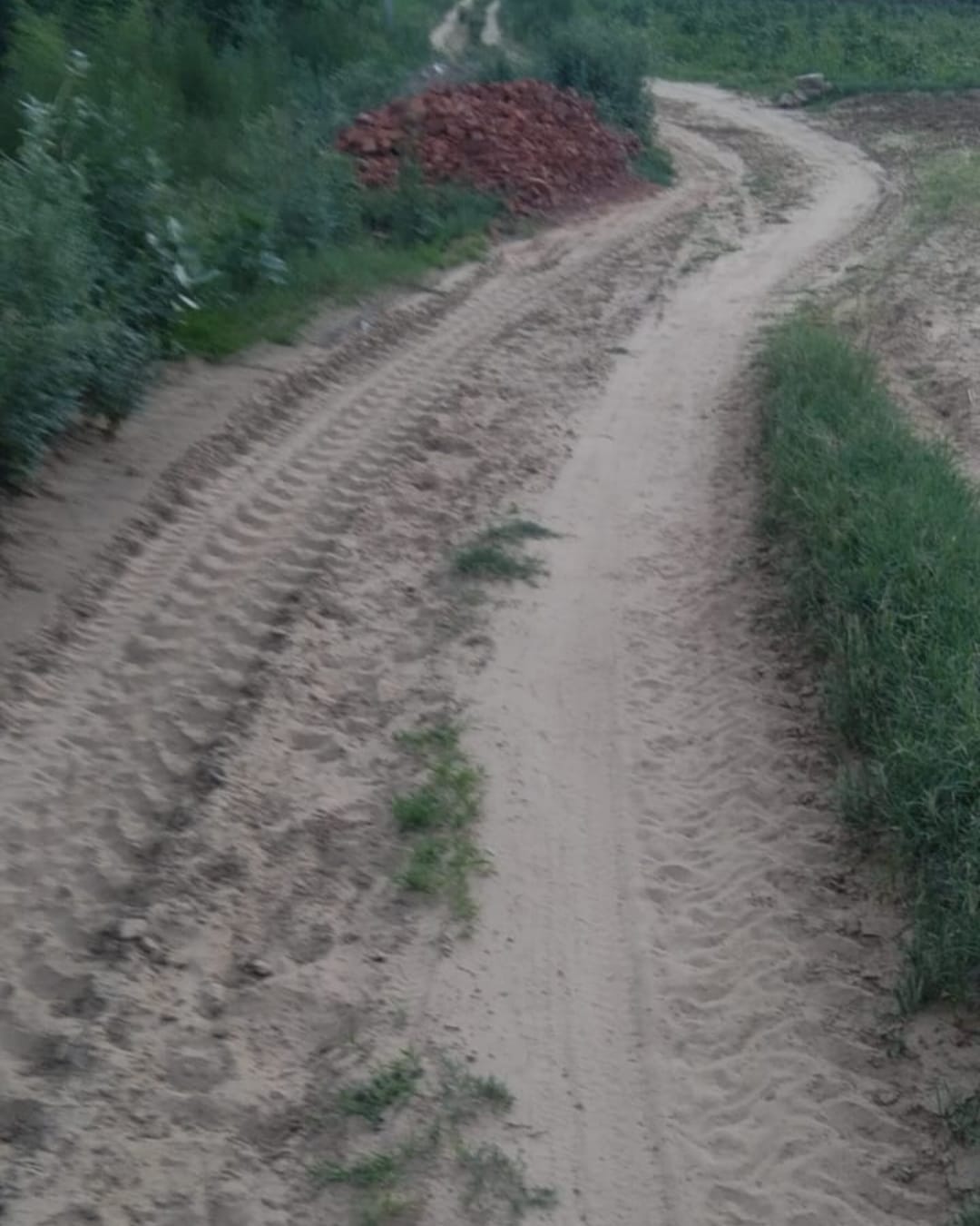 Difficulties in commuting on the unpaved road