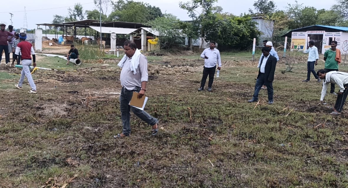 The revenue team measured the disputed land of Jhirihiri village