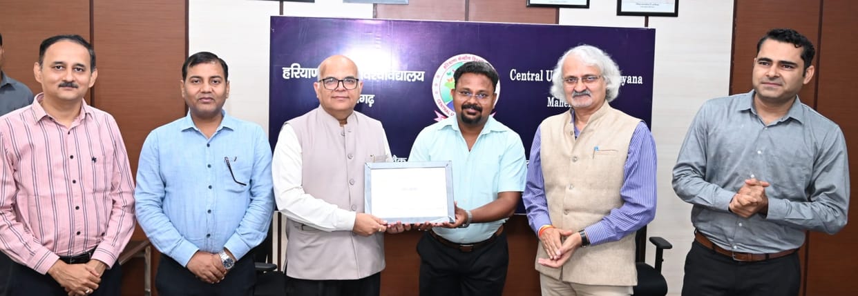 Dr. Neeraj Karn Singh, Assistant Professor at HKNV, receives Nagari Sevi Samman.