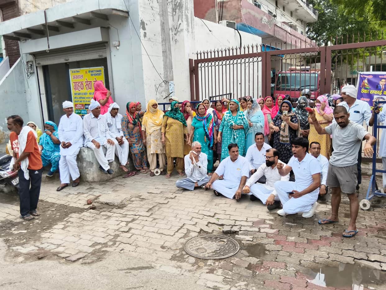 Setting aside their differences over the issue of waterlogging, the ruling and opposition parties joined forces to stage a protest and lock the municipal corporation office.