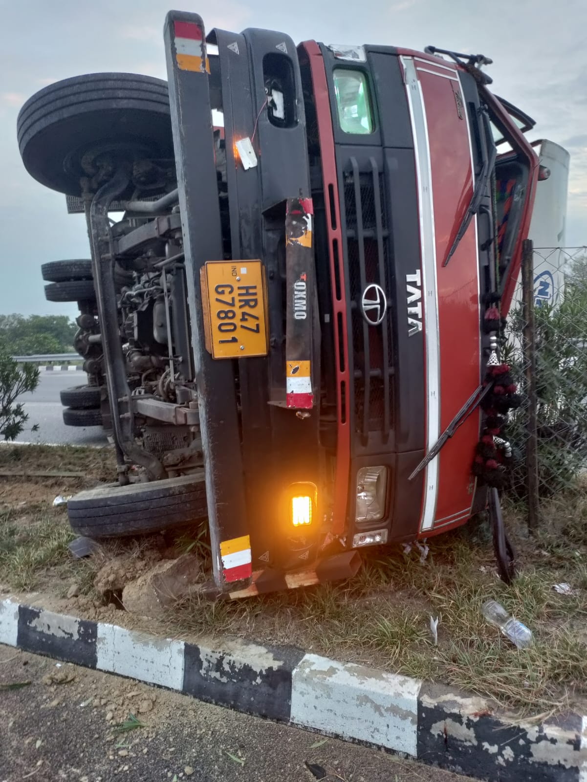 Canter overturned on Agra-Lucknow Expressway after driver dozed off, driver injured