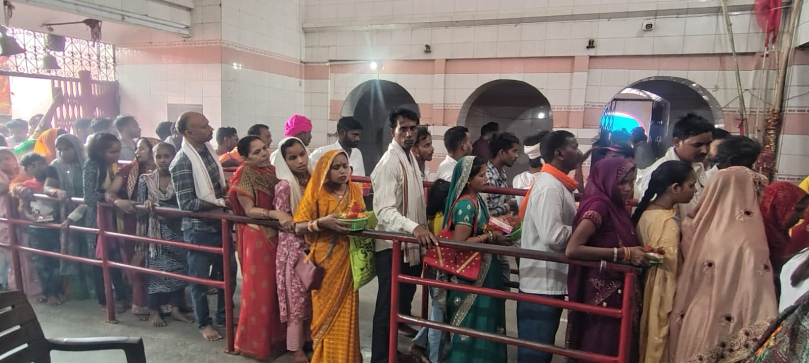  गौरीगंज के राघीपुर स्थित दुर्गन भवानी धाम में लगी श्रद्धालुओं की कतार। संवाद