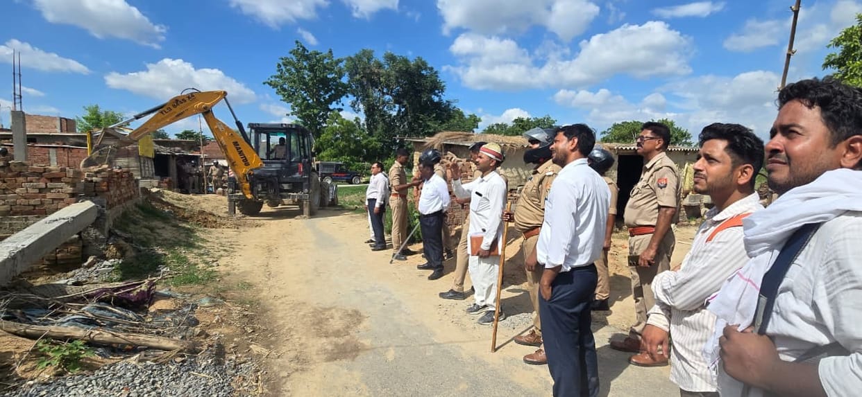 Bulldozer roared in Govindpur, encroachment removed from the disputed land