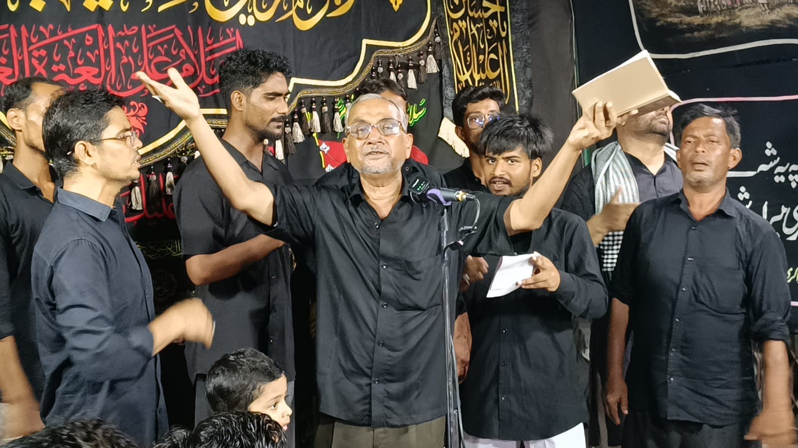 घोसी नगर के मदरसा हुसैनिया के पास हजरत अली असगर कि याद में नौहा पढ़ते अंजुमन। संवाद