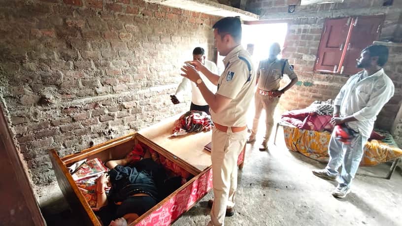 घटना स्थल पर जाँच करते हुए पुलिस टीम
